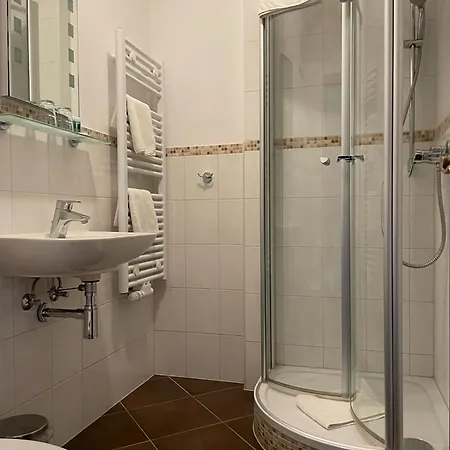 Hotell Hotel&café Göller 2*