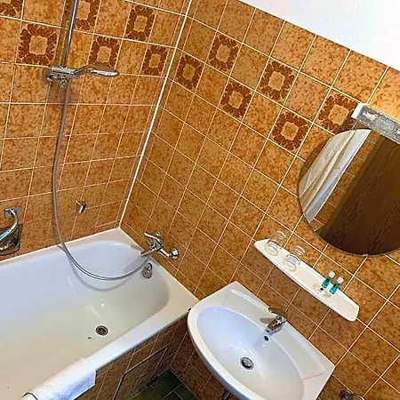 Hotel&café Göller Hotell 2*